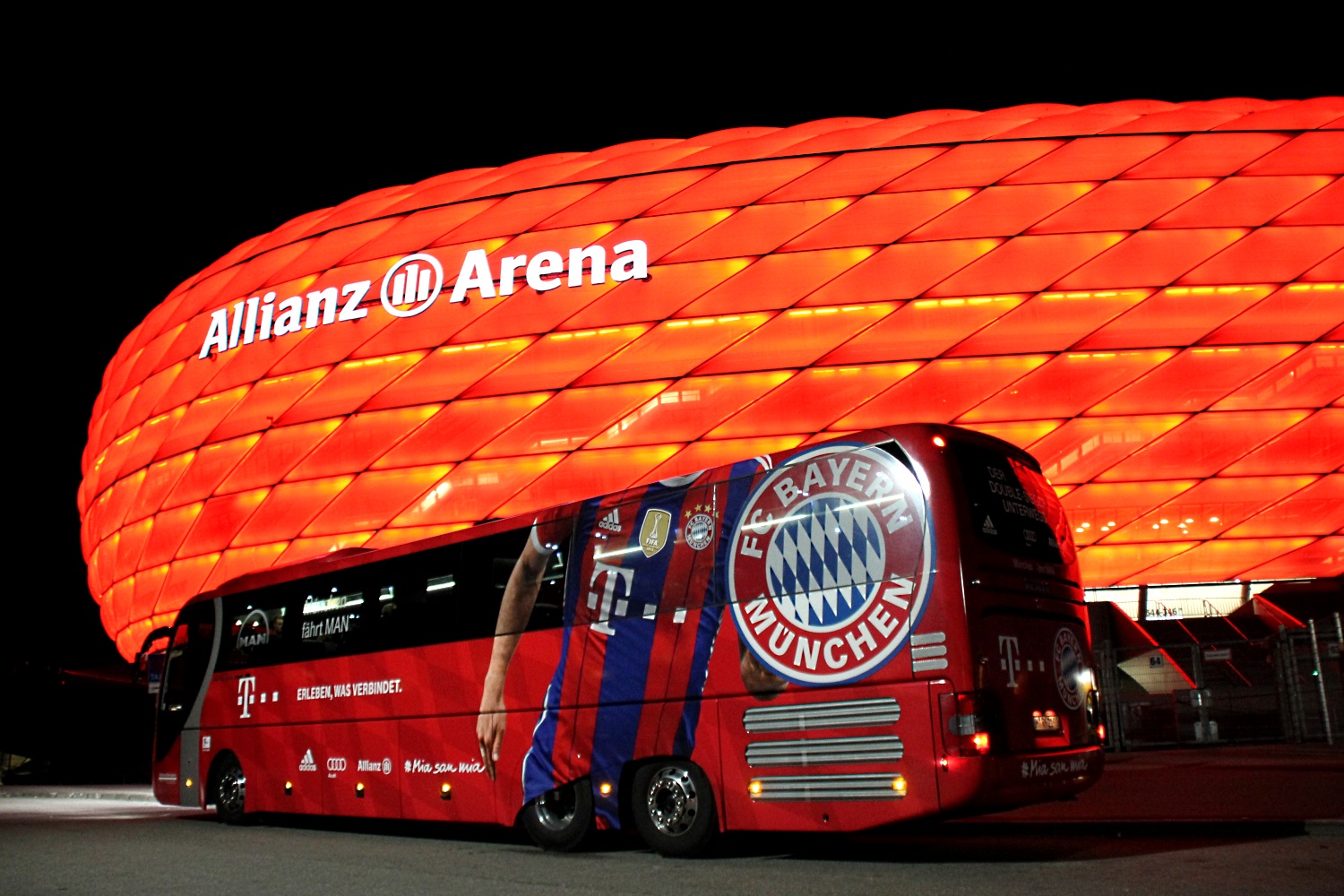 1 STADIUM TOURS -EVENTS München Allianz Arena Mannschaftsbus